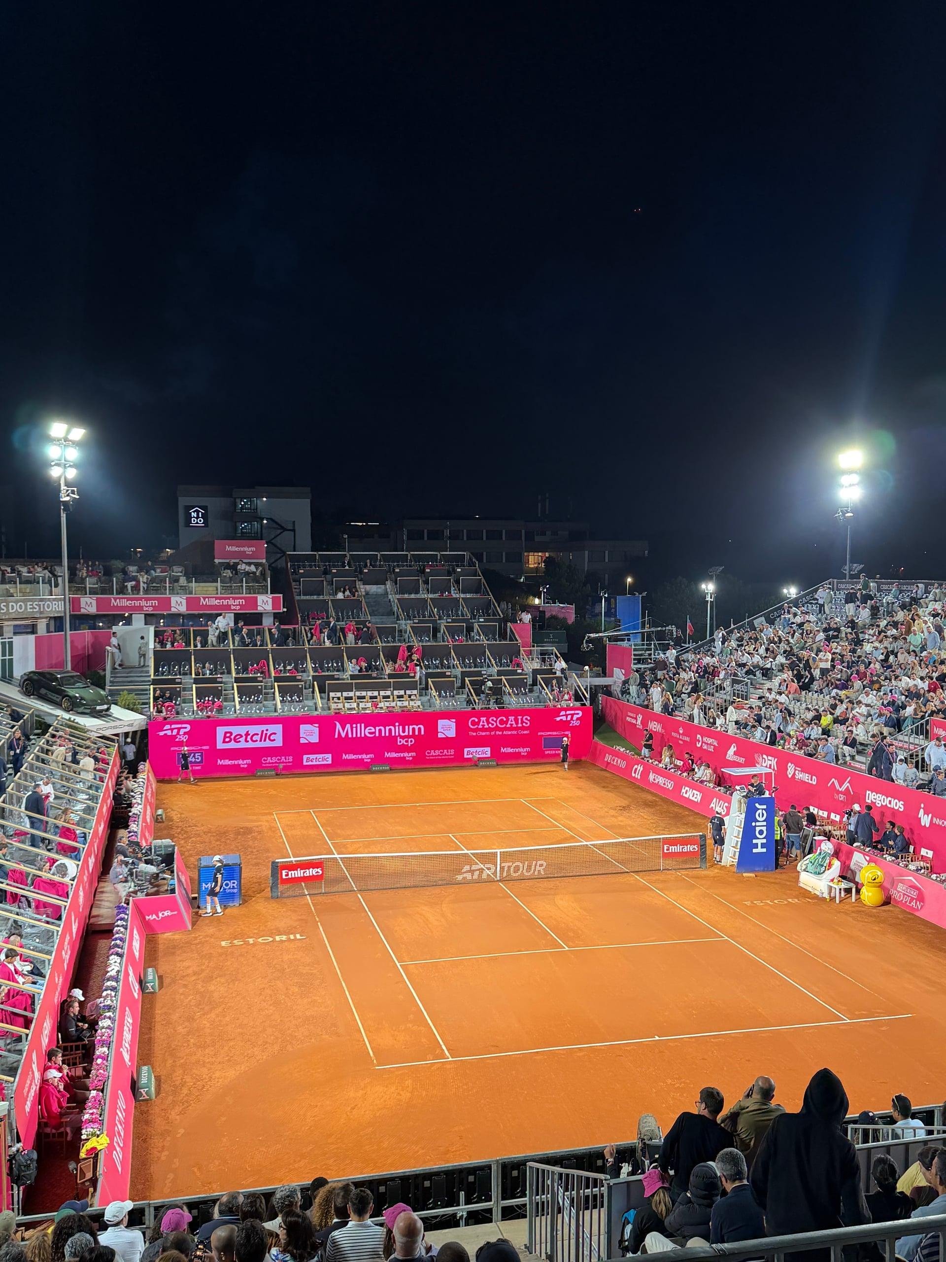 ATP 250 night match on the clay centre court at Clube de Ténis do Estoril