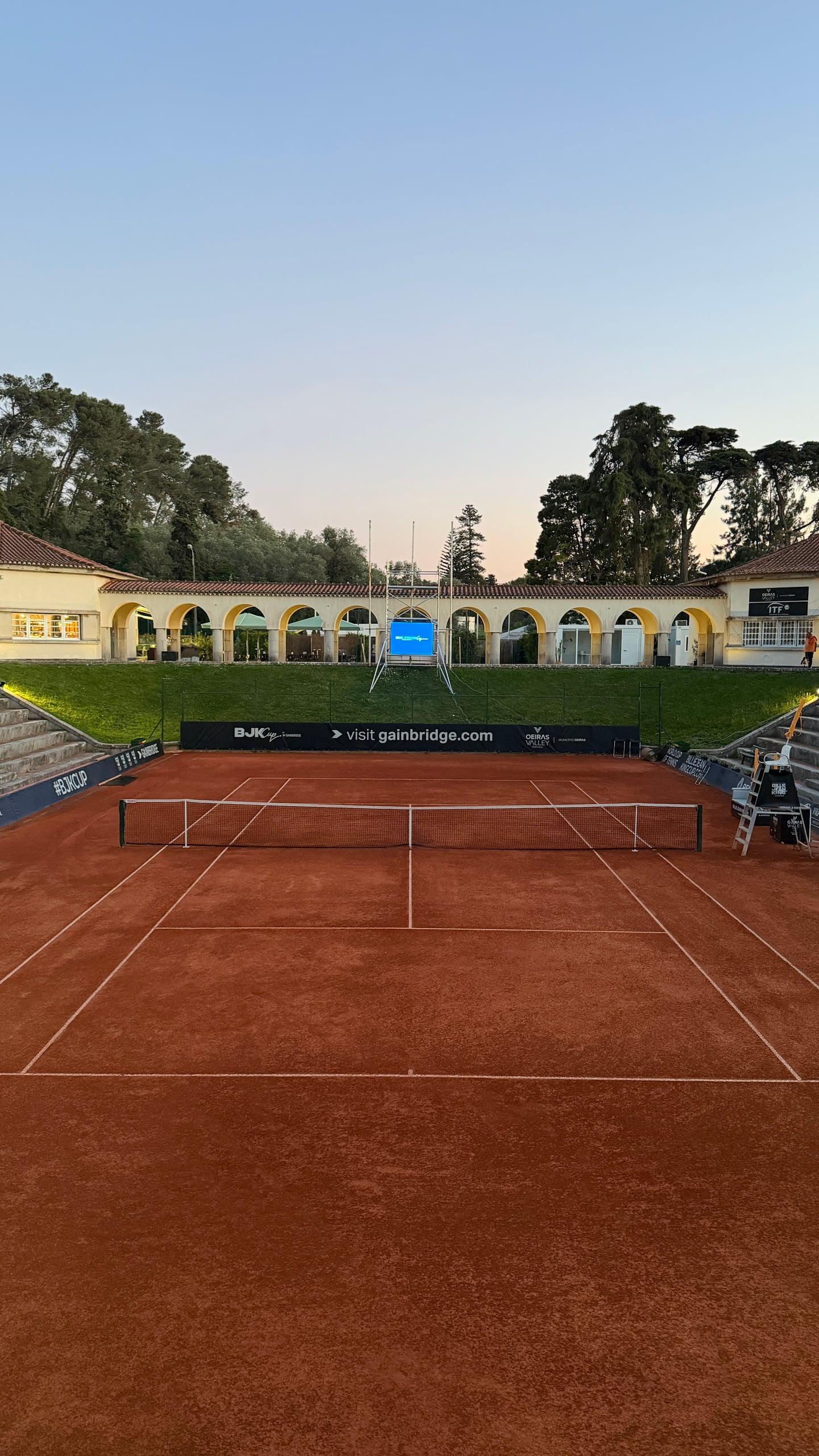 Pista central de tierra batida del Complexo de Ténis do Jamor al atardecer