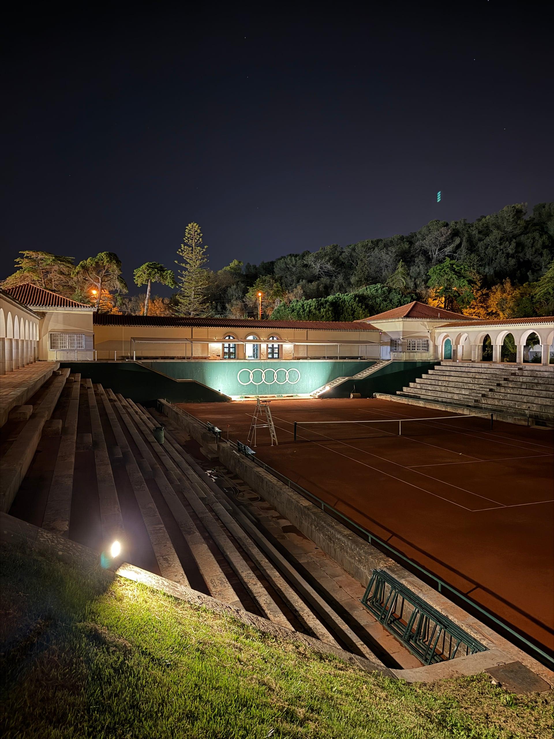 Pistas de tenis de tierra batida del Complexo de Ténis do Jamor por la noche