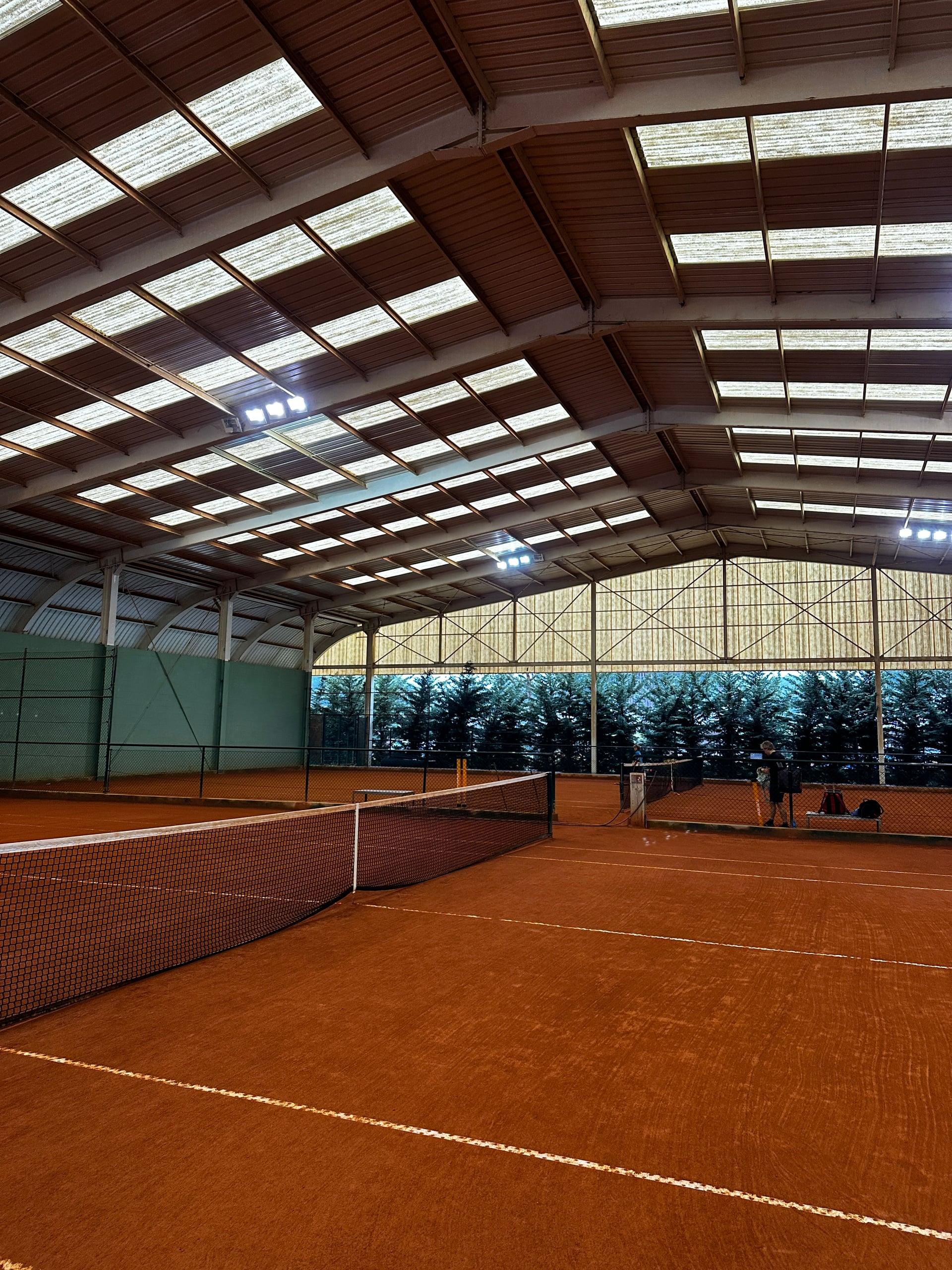 Quadras de tênis cobertas de saibro no Rackets Pro Quinta da Marinha