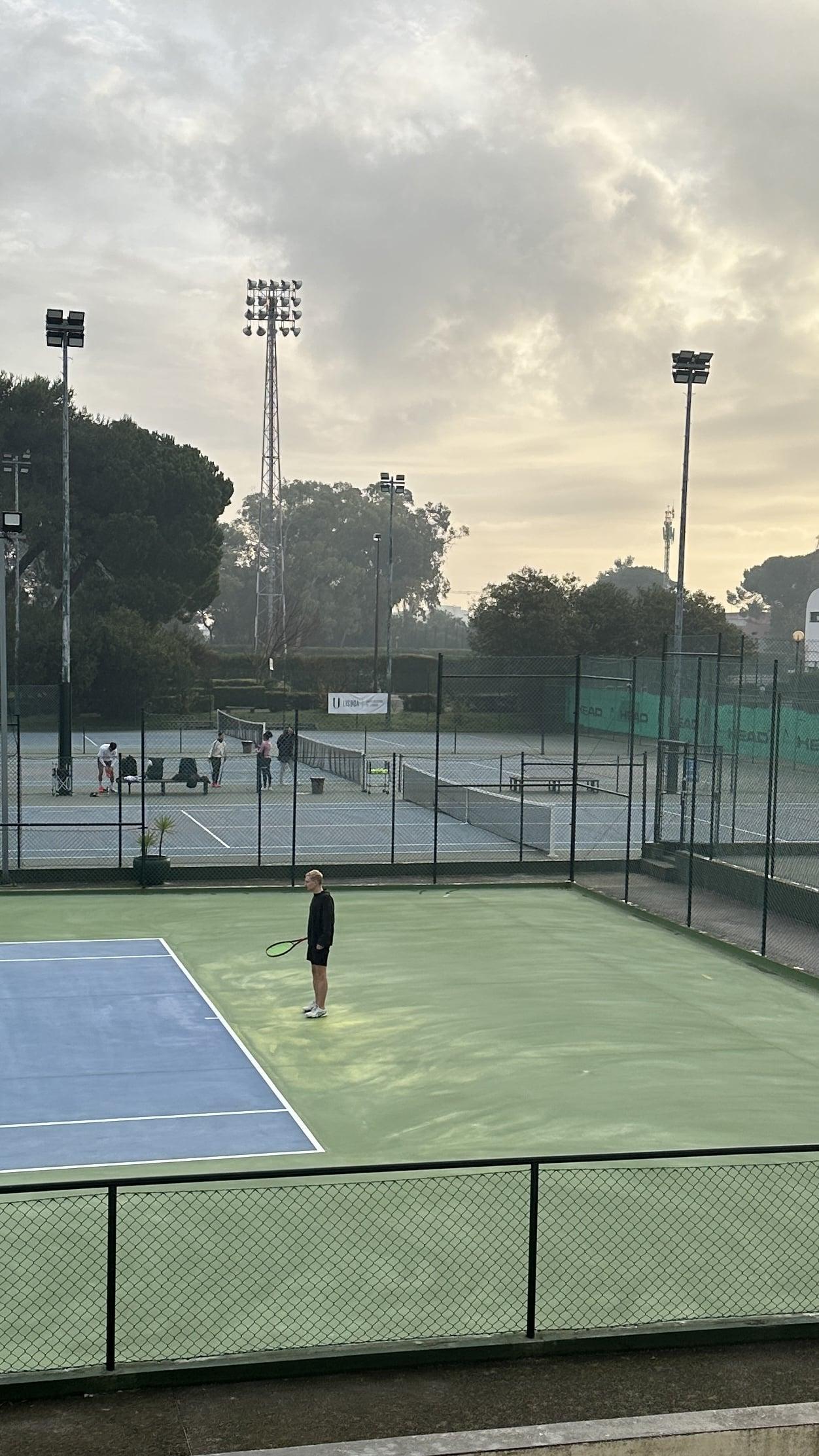 Courts de tennis extérieurs en dur au Rackets Pro EUL sous un ciel nuageux